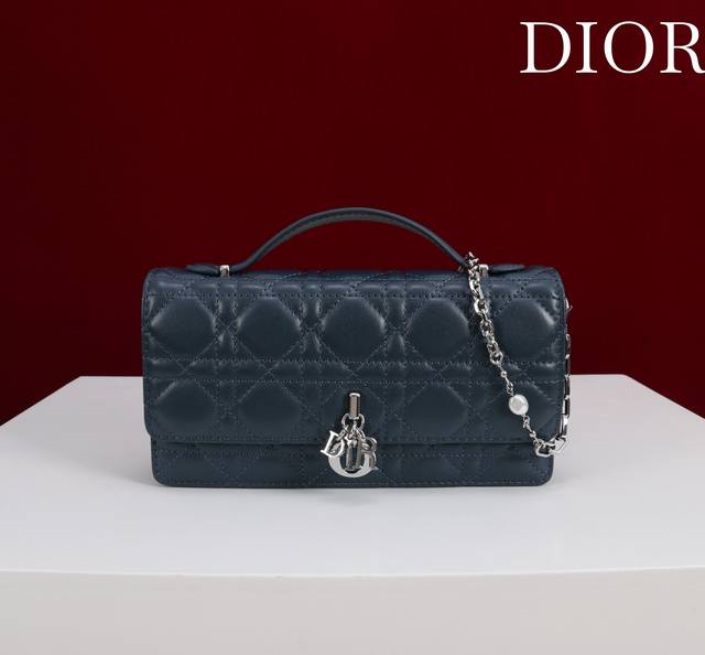 Lady Dior 珍珠手拿斜挎包 型号:0980#羊皮 银扣午夜蓝 Size:21*11.5*4.5Cm 内里配羊皮 Lady Dior 珍珠手拿斜挎包 型号:0980#羊皮 银扣午夜蓝 Size:21*11.5*4.5Cm 内里配羊皮