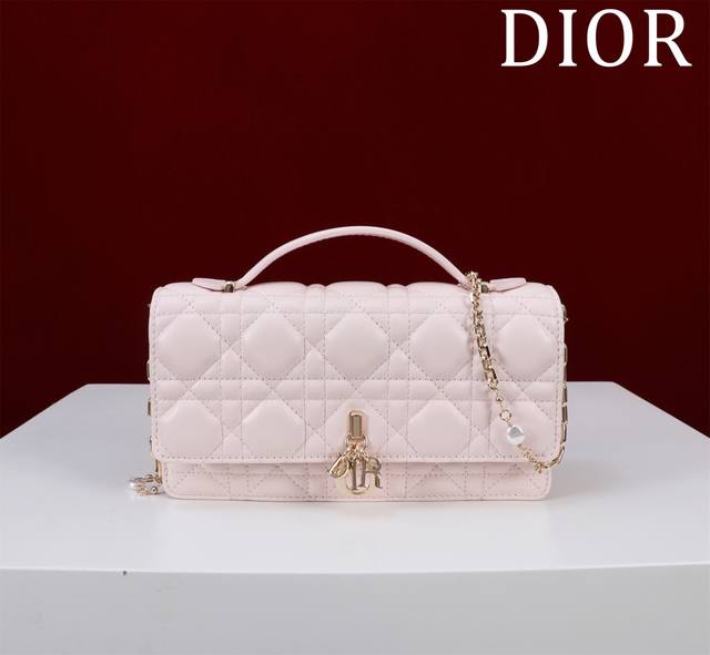 Lady Dior 珍珠手拿斜挎包 型号：0980#羊皮樱花粉 Size：21*11.5*4.5Cm 内里配羊皮