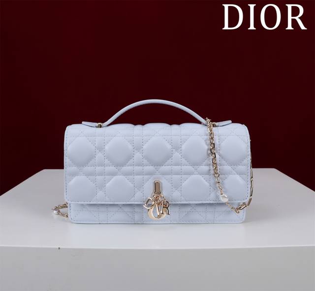 Lady Dior 珍珠手拿斜挎包 型号：0980#羊皮冰川蓝 Size：21*11.5*4.5Cm 内里配羊皮