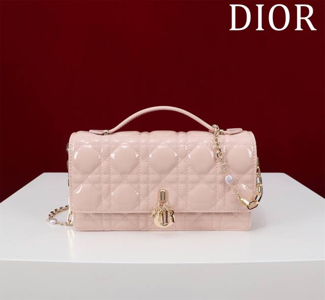 Lady Dior 珍珠手拿斜挎包 型号：0980#漆皮 胭脂粉 Size：21*11.5*4.5Cm 内里配羊皮