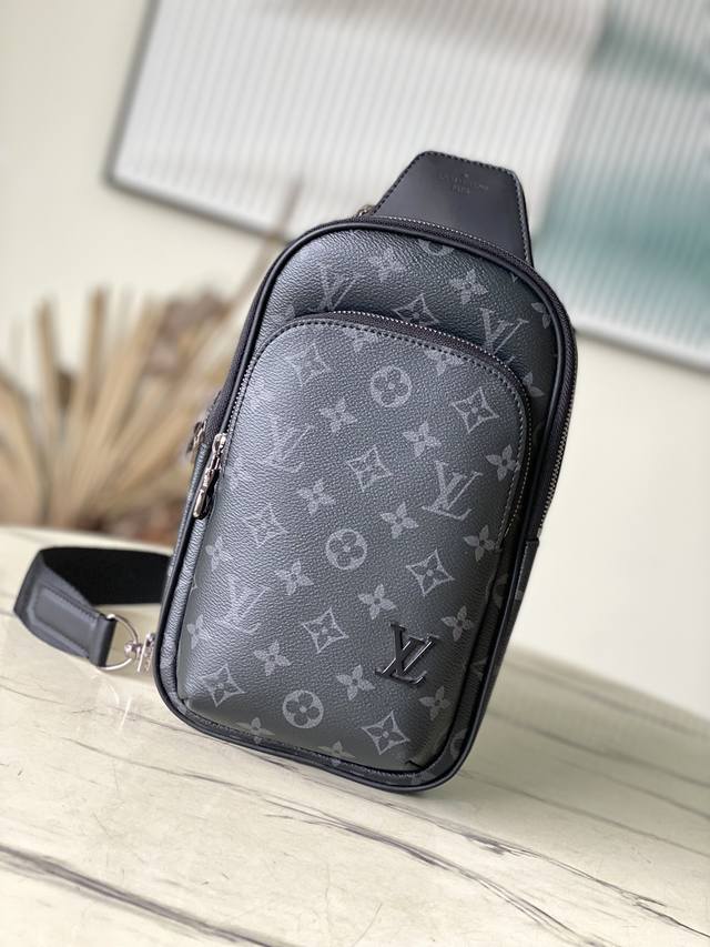 顶级原单 M47137 本款Avenue Jm小号单肩包选用Monogram Eclipse涂层帆布，以精巧构型探索斜挎出行的潮流意趣。主隔层内袋确保稳妥收纳，