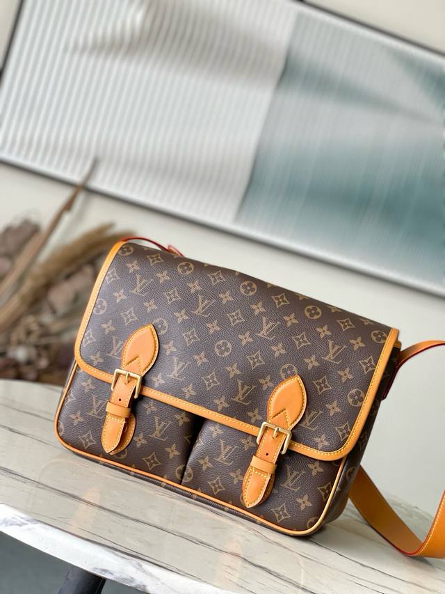 顶级原单 M14723 本款Satchel邮差包向1990年代的经典Gibeciere手袋汲取灵感，为Monogram帆布搭配牛皮革饰边。翻盖开合配有精巧搭扣，