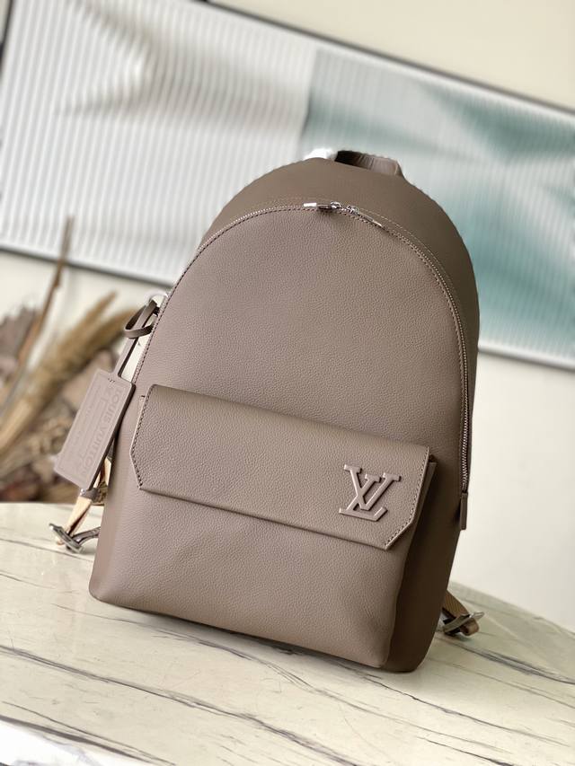 头层皮 顶级原单 M11625 棕色 Aerogram双肩包 全新 Aerogram 双肩包以儒雅气质革新潮流之选。细腻小牛皮宛如旧式航空信笺般柔软，点缀哑光金