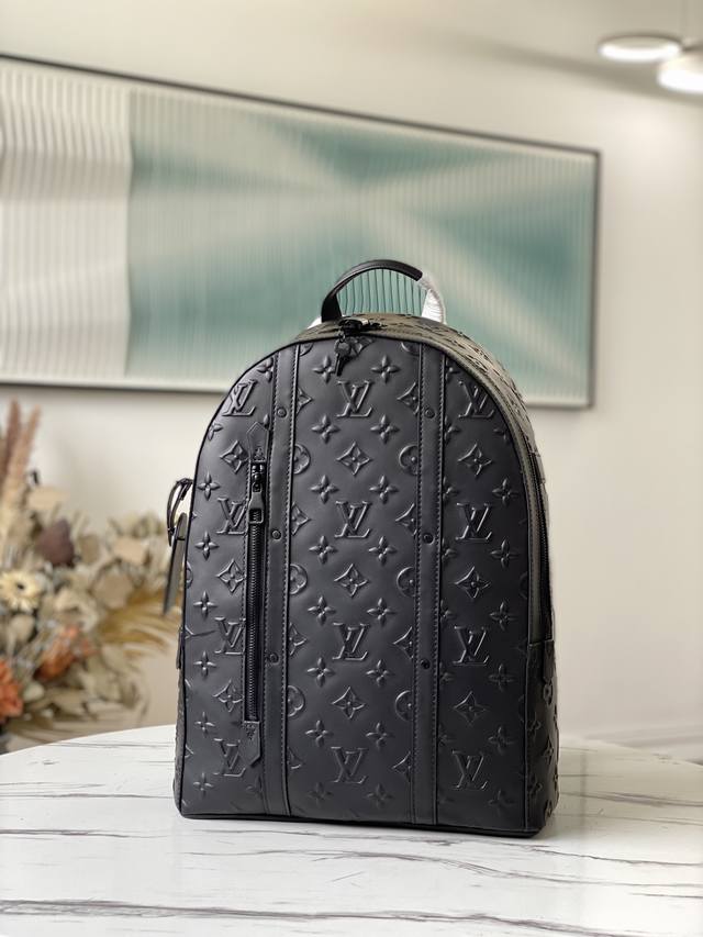 头层皮 顶级原单 M57959 Armand 双肩包取材 Monogram Seal 牛皮，以细腻质感烘托标志性压纹，重现旧时信件封蜡的别样韵味。充裕空间内设隔