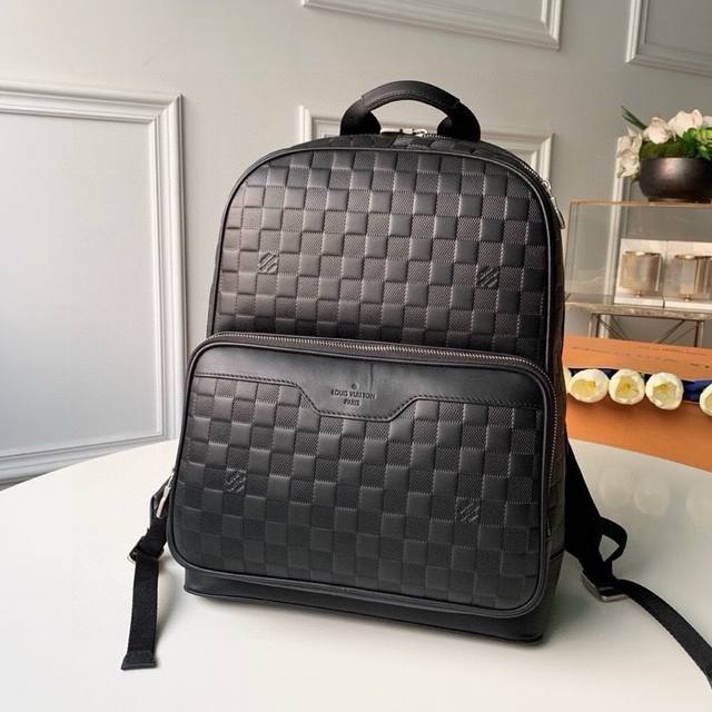 头层皮 顶级原单Campus 双肩包 N40094 的 Damier Infini 牛皮呈现银色光泽，品牌经典 Damier 棋盘格以压纹质感重新演绎。银色拉链