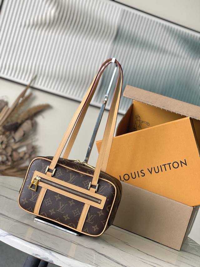 顶级原单M46321 中古系列 Cité 手袋以路易威登典藏的同名矩形手袋为蓝本，采用 Monogram 帆布塑造柔软构型。长手柄方便肩背，皮革侧带、拉链前袋和