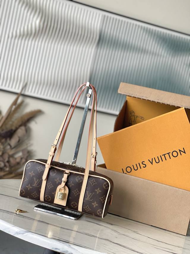 顶级原单M 31 回溯1980年代Cite手袋的经典设计，成就此款Hangon手袋的浓郁复古格调。Monogram帆布和Wn饰边塑造现代保龄球包廊形，挂锁及名牌