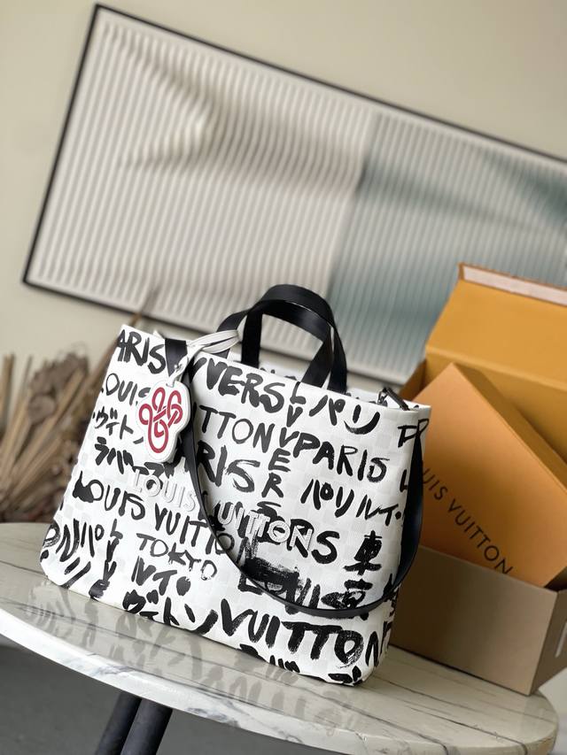 顶级原单M40797 Arisl Verset Ton Ypakis Rsem本款Shopper Tote 中号手袋为Damier棋盘格纹叠加醒目手绘元素，见证