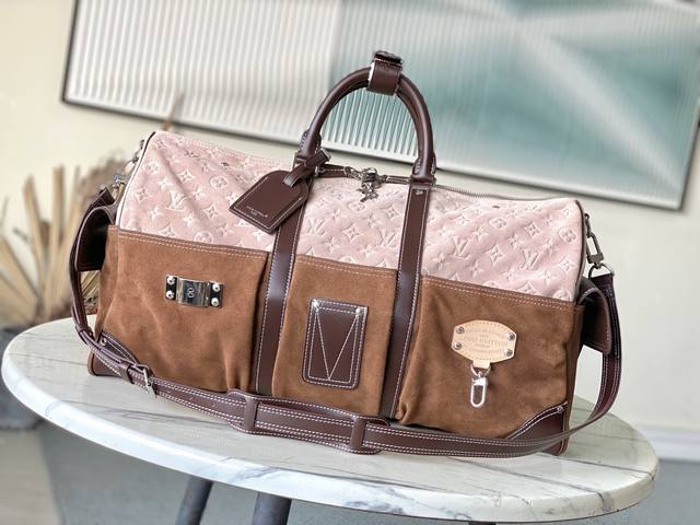 顶级原单 M26127 Pharrell Williams与设计师Nigo受日本工装风潮的启发，以大胆笔触和工业视角重绎Keepall Bandouliere