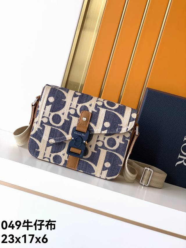 斜挎包型号：新款原单049#牛仔布系列提花配牛皮，顶级原单货专柜休闲时尚斜挎包流行款，高端大气，时尚有品味，原单专用高端头层牛皮，专柜标准布，超级实用，打上专柜