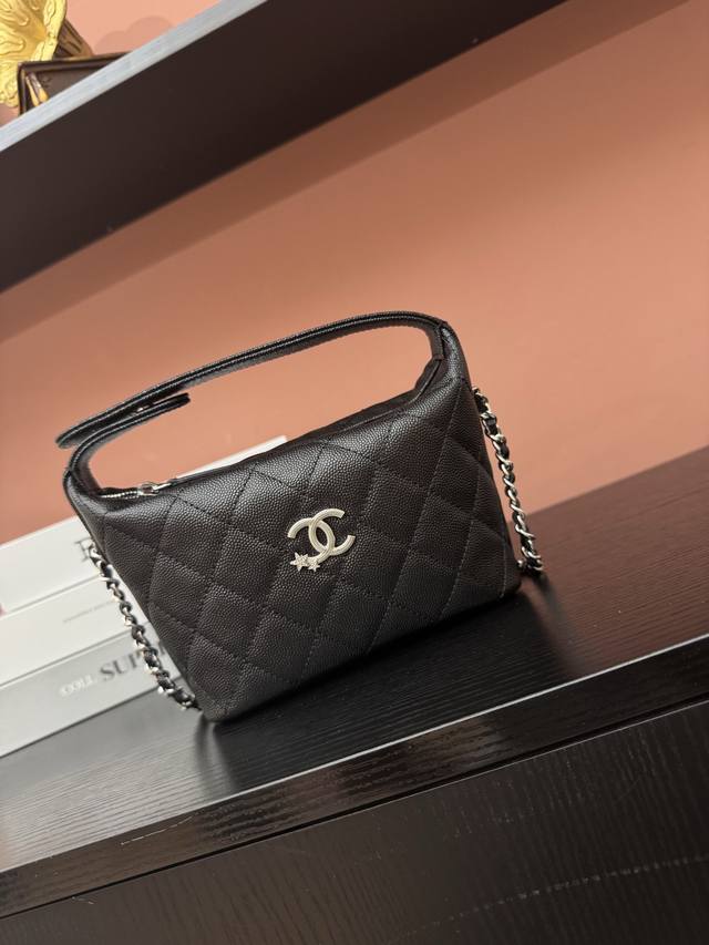 型号:As4850简介:原单质量，经典之作，华丽与气质的前沿，是你意想不到的尊贵。皮种：球纹牛皮，原单进口球纹皮，里配原版布。五金:原版五金配制尺寸:19Cmx