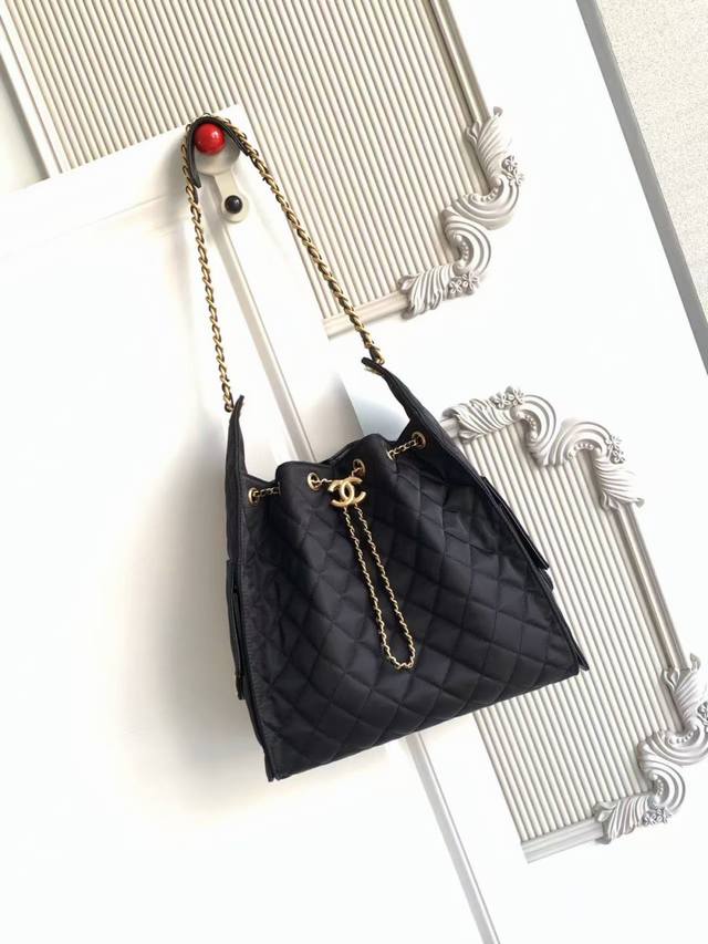 As5311Chanel 25款又一个以年份命名的款， 25C布嘻哈包 香奈儿Hobo 腋下包 嬉皮腋下包大号 复古金币纽扣抽绳水桶包+菱格纹+复古黑金 经典链