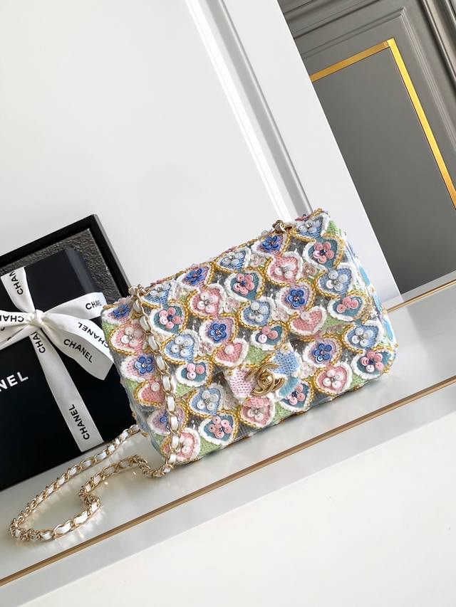 顶级原单 Ohanel 重工刺绣纯手绘制作收藏家系列 2珠片刺绣包！每一季的收藏家系列我基本都会拿下+今天分享的这只晚宴包非常重工，是由每一张手工制作！金属、琉