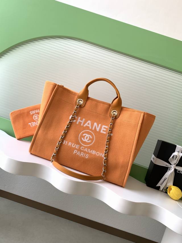顶级原单 沙滩包购物袋 由材质棉质制作，小牛皮与金属的搭配，在小废包时代杀出重围的大包，都说时尚是一个圈，转一圈又回来了，然而Chanel 又赋予了它更多的质感