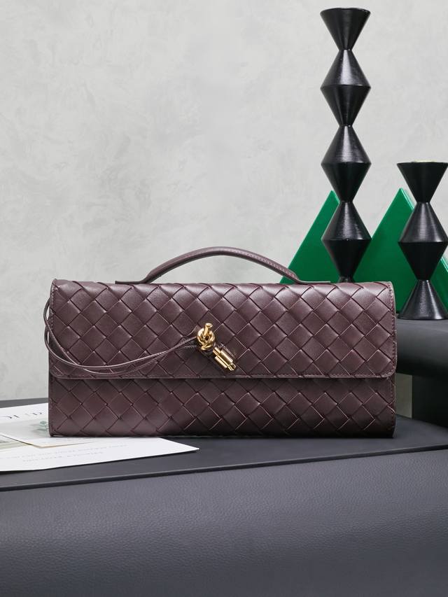 Bv Andiamo晚宴手包，又被狠狠种草啦～经济下行的年代设计师审美又回来了，一眼爱上 爱不释手的那种 啧～嘎嘎美 气场十足 造型和质感都十分抗比，自重轻容量