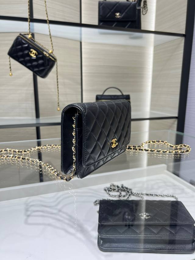 Ohanel，新版升级版旋转扣Woc 全市面独家最高版本采用原厂羊皮 定制全钢五金链条是很有分量的，很实用的小包，上身也漂亮，尺寸19*13Cm，Ap5510