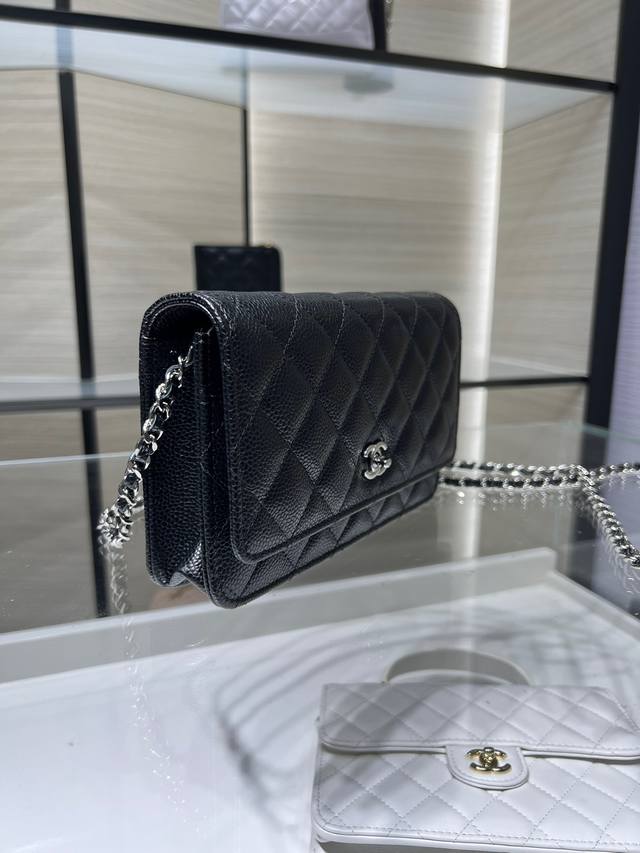 Ohanel，25C新版Woc发财包，旋转扣 定制全钢五金链条是很有分量的，很实用的小包，上身也漂亮，尺寸19*13Cm，Ap5510。