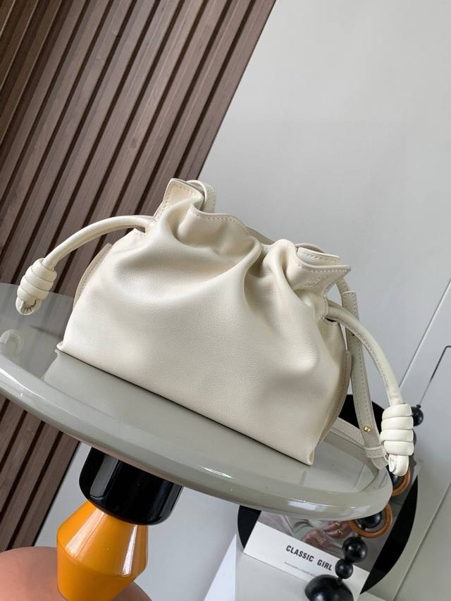 国庆特价 福袋迷你23Cm新款纳帕牛皮革Flamenco手拿包福袋采用拉绳收紧,并打上标志性的盘绕结这个版本采用纳帕牛皮革制成不得不说,这个品牌将皮质的柔软和实 国庆特价 福袋迷你23Cm新款纳帕牛皮革Flamenco手拿包福袋采用拉绳收紧,并打上标志性的盘绕结这个版本采用纳帕牛皮革制成不得不说,这个品牌将皮质的柔软和实