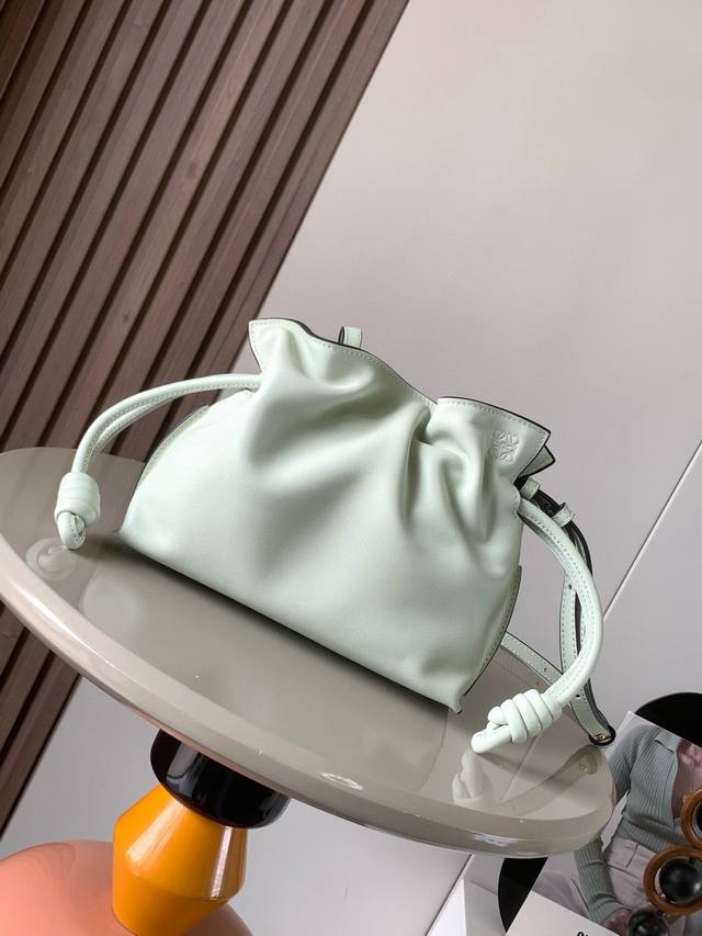 国外特价 福袋迷你23Cm新款纳帕牛皮革Flamenco手拿包福袋采用拉绳收紧，并打上标志性的盘绕结这个版本采用纳帕牛皮革制成不得不说，这个品牌将皮质的柔软和实