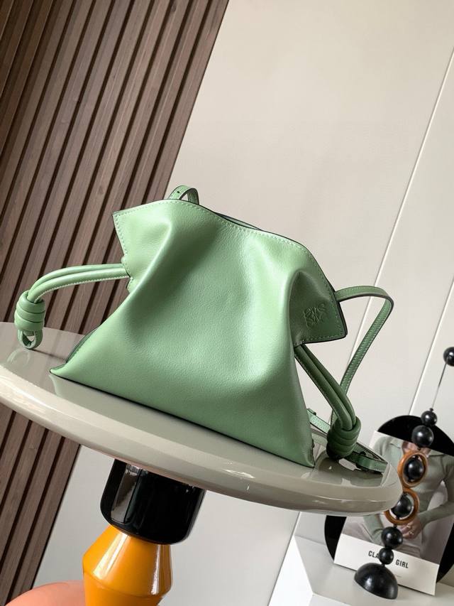 国庆特价 福袋迷你23Cm新款纳帕牛皮革Flamenco手拿包福袋采用拉绳收紧，并打上标志性的盘绕结这个版本采用纳帕牛皮革制成不得不说，这个品牌将皮质的柔软和实