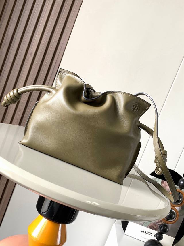 国庆特价 福袋迷你23Cm新款纳帕牛皮革Flamenco手拿包福袋采用拉绳收紧，并打上标志性的盘绕结这个版本采用纳帕牛皮革制成不得不说，这个品牌将皮质的柔软和实