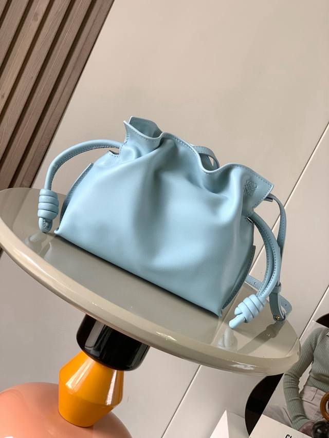 国庆特价 福袋迷你23Cm新款纳帕牛皮革Flamenco手拿包福袋采用拉绳收紧，并打上标志性的盘绕结这个版本采用纳帕牛皮革制成不得不说，这个品牌将皮质的柔软和实