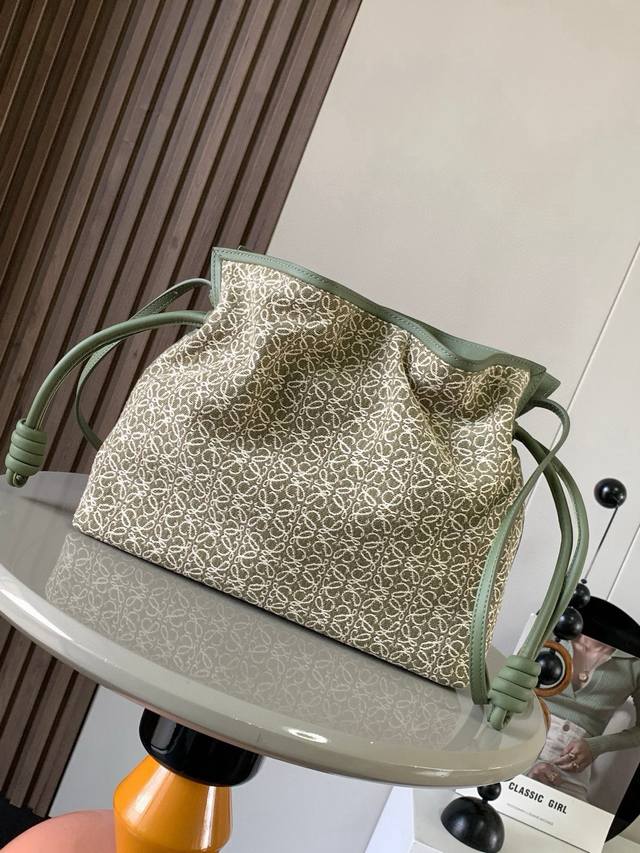 国庆特价 福袋30Cm新款纳提花布牛皮革Flamenco手拿包福袋采用拉绳收紧，并打上标志性的盘绕结这个版本采用提花牛皮革制成不得不说，这个品牌将皮质的柔软和实