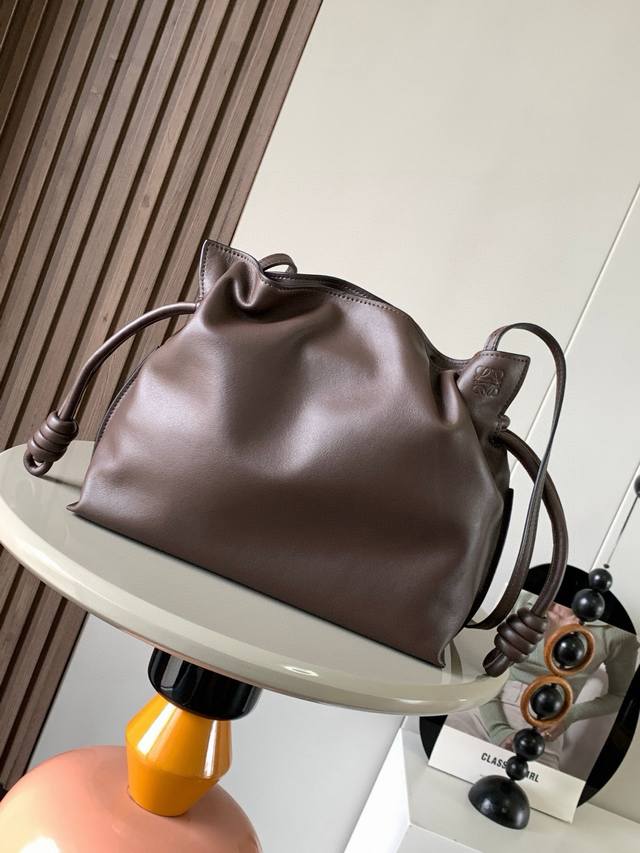 国庆特价 福袋30Cm新款纳帕牛皮革Flamenco手拿包福袋采用拉绳收紧，并打上标志性的盘绕结这个版本采用纳帕牛皮革制成不得不说，这个品牌将皮质的柔软和实用主