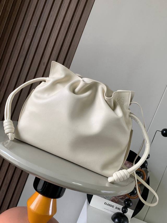 国庆特价 福袋30Cm新款纳帕牛皮革Flamenco手拿包福袋采用拉绳收紧,并打上标志性的盘绕结这个版本采用纳帕牛皮革制成不得不说,这个品牌将皮质的柔软和实用主 国庆特价 福袋30Cm新款纳帕牛皮革Flamenco手拿包福袋采用拉绳收紧,并打上标志性的盘绕结这个版本采用纳帕牛皮革制成不得不说,这个品牌将皮质的柔软和实用主