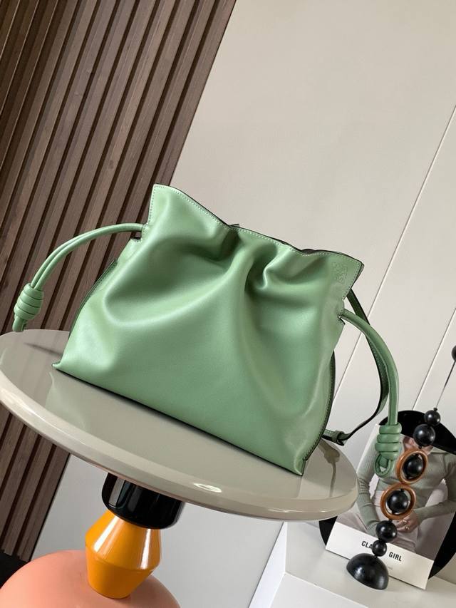 国庆特价 福袋30Cm新款纳帕牛皮革Flamenco手拿包福袋采用拉绳收紧，并打上标志性的盘绕结这个版本采用纳帕牛皮革制成不得不说，这个品牌将皮质的柔软和实用主