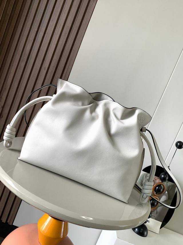 国庆特价 福袋30Cm新款纳帕牛皮革Flamenco手拿包福袋采用拉绳收紧，并打上标志性的盘绕结这个版本采用纳帕牛皮革制成不得不说，这个品牌将皮质的柔软和实用主