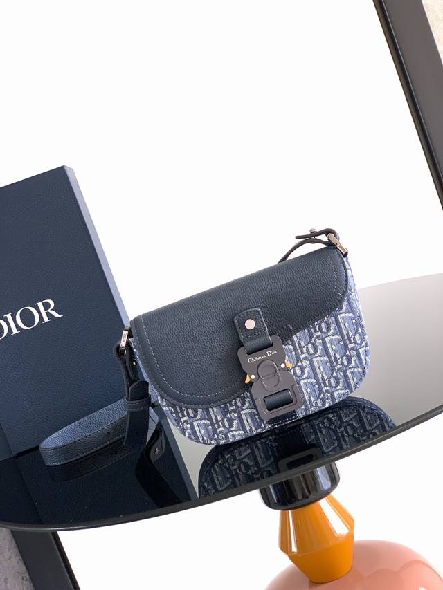 特价 市场最高版本 这款马鞍手拿包附有肩带,是二零二三春季男装系列推出的新款单品,采用时尚的设计,彰显精致的优雅气质,为经典的马鞍系列提升格调。采用提花面料精心 特价 市场最高版本 这款马鞍手拿包附有肩带,是二零二三春季男装系列推出的新款单品,采用时尚的设计,彰显精致的优雅气质,为经典的马鞍系列提升格调。采用提花面料精心