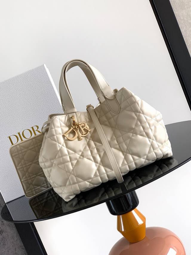 中号 浅杏色 这款 Dior Toujours 手袋于迪奥二零二三春夏成衣系列发布秀上精彩亮相,休闲实用的设计别具一格。采用黑色牛皮革精心制作,饰以超大藤格纹缉 中号 浅杏色 这款 Dior Toujours 手袋于迪奥二零二三春夏成衣系列发布秀上精彩亮相,休闲实用的设计别具一格。采用黑色牛皮革精心制作,饰以超大藤格纹缉