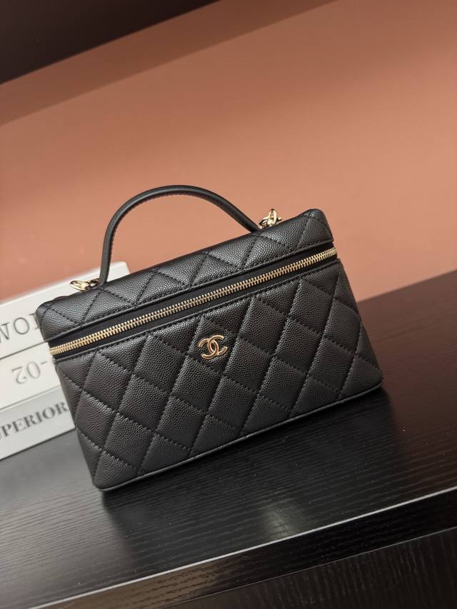 25C精致小巧链条手拿包 颗粒小牛皮配金色金属 让整个包看起来更加力挺 荔枝纹的皮面还不易刮花 链条可拆卸 还可手提容量也很合适 独特的设计和实用性 成为了我最