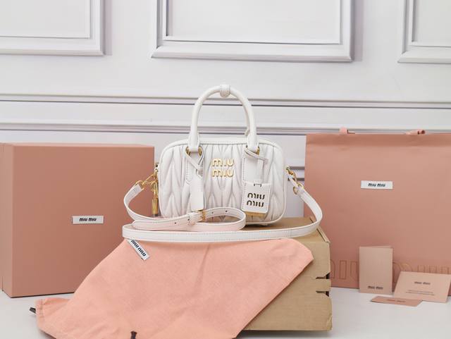 特级原厂皮 5Bb123M家新品Too Pretty保龄球手袋,采用进口小羊皮经典品牌标志性Matelasse纹理绣花,复古磨砂五金,保留了应有的俏皮感,包型整 特级原厂皮 5Bb123M家新品Too Pretty保龄球手袋,采用进口小羊皮经典品牌标志性Matelasse纹理绣花,复古磨砂五金,保留了应有的俏皮感,包型整