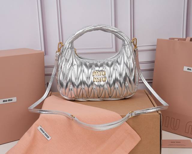 特级原厂皮 5Bc125 Miuwander 手袋，采用进口小羊皮经典品牌标志性Matelasse纹理绣花，复古磨砂五金，利用圆孤的曲线，保留了应有的俏皮感，包