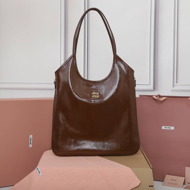 特级原厂皮 5Bg231M家新款伊势丹限定托特包，官网主推，今年绝对爆款式，全新油蜡漆皮，独特的冰裂纹理皮面，皮质质感一绝，包身软而不塌，气质随性慵懒，容量超大