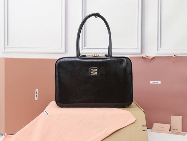 特级原厂皮 5Bb117M家新品公文包，重手工制作，采用全新油蜡漆皮材质，独特的冰裂纹理皮面，大胆创新的设计完美诠释了Mm不拘一格，潇洒随意包容的人生态度，这款