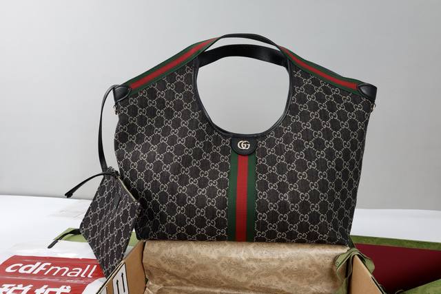 跑量价 简介：致敬品牌立等可辨的Gg字母交织图案，该图案源自品牌创始人先生的姓名首字母缩写。这款日常托特包缀饰红绿织带细节，配以深棕色皮革肩带，是您理想的搭配选