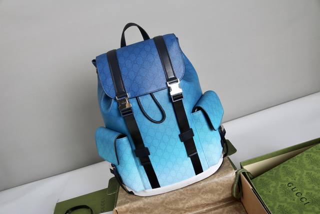 跑量价 简介：以质地柔软且富有延展性而著称，是品牌历经岁月洗礼却从未褪色的经典面料之一。以全黑色匠心呈现，赋予这款背包以别致魅力。同色调皮革滚边令整个廓形愈发丰