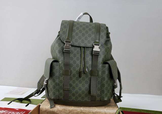 跑量价 简介：2025秋冬系列选用Gg字母图案涂层织物焕新诠释品牌一大标志性图案。这款大号背包以新意织物匠心打造，搭配同色调皮革滚边更添格调。 森林绿Gg字母图