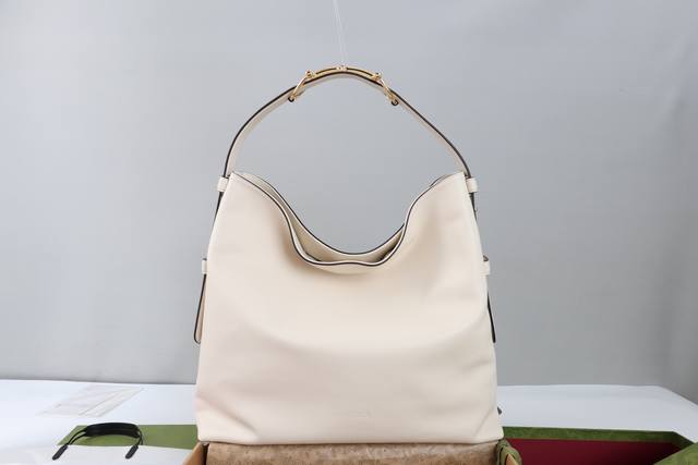 跑量价 简介：2025秋冬系列, Beatrix系列手袋采用休闲廓形，肩带上饰以标志性的马衔扣细节，进一步提升时尚感。金色调配件令整款设计更显精致典雅的气息，