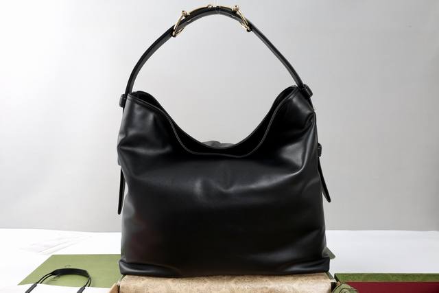 跑量价 简介：2025秋冬系列, Beatrix系列手袋采用休闲廓形，肩带上饰以标志性的马衔扣细节，进一步提升时尚感。金色调配件令整款设计更显精致典雅的气息，