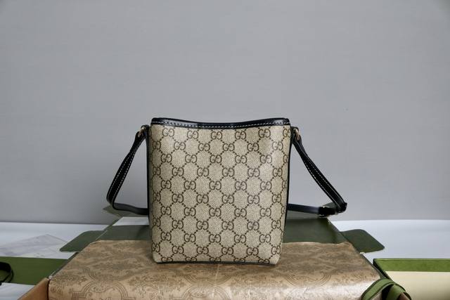 跑量价 简介：Gg Emblem系列纤薄水桶包。 2025秋冬系列，这款迷你水桶包采用简洁小巧的廓形与精致细节，搭配长款肩带设计，背携倍感舒适，缔就适合日间和夜