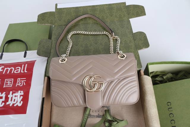 米灰浅金 这款Gg Marmont系列手袋以银色金属质感皮革匠心打造。从镜面皮革到璀璨水晶，多款耀目单品志庆送礼季。选择印花配件或亮面皮革钱包，为整个造型注入一