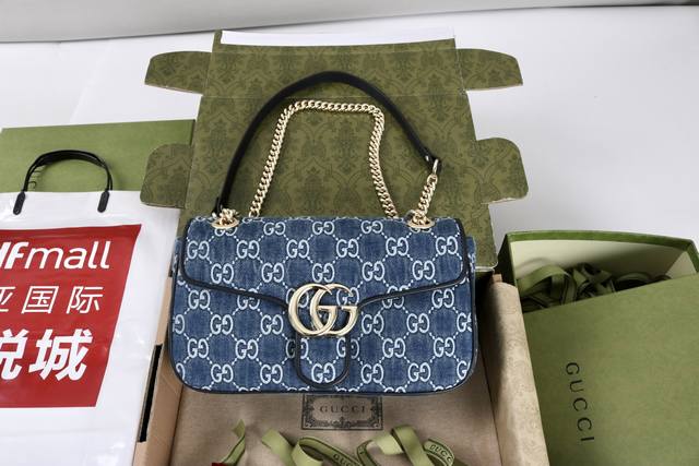 不带钻 简介：这款单品出自Lido系列，设计灵感源自意大利海岸的夏日风情和海滩俱乐部。包袋以精湛的制作工艺再现皎洁月光下的动人时刻。这款包袋甄选蓝色Gg牛仔面料