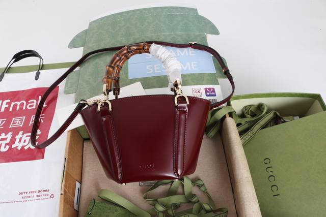 跑量价 简介：这款竹节手提托特包巧妙糅合品牌精湛工艺与经典图案，为 秋冬女装秀增姿添彩。这款竹篮形托特包采用六角形包底，于细节之处展现品牌工匠的精湛技艺。 型号