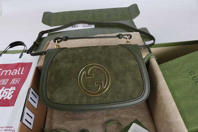 跑量价 简介：品牌标识符号在每一季都会透过不同手法焕新演绎。系列推出全新设计的双G图案，风格张扬夺目。这款手袋采用提手设计，令经典材质焕发出现代气息。 型号81