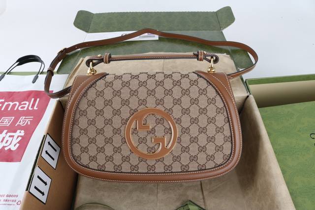 跑量价 简介：品牌标识符号在每一季都会透过不同手法焕新演绎。系列推出全新设计的双G图案，风格张扬夺目。这款小号手袋采用提手设计，令经典材质焕发出现代气息。 型号