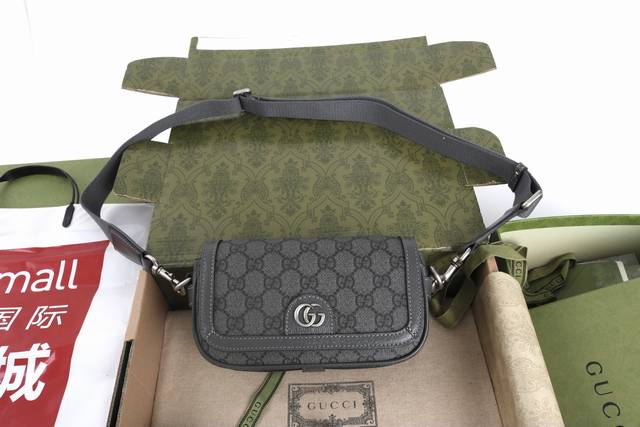 进口皮 简介：Ophidia系列融合传统精髓与现代设计，匠心呈献亮眼新作。该系列融蕴织带与双G配件两大典藏细节，在早秋系列中焕新演绎创意造型和尺寸设计。这款迷你